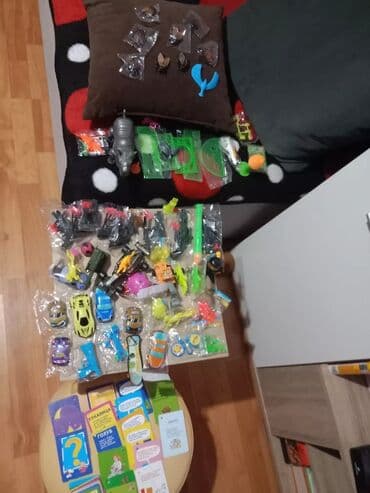 Sve za decu: Raznovrstan set igračaka, uključujući automobile, figure i druge sitne — 1