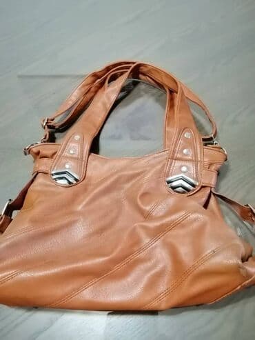 new yorker torbe za plazu: Torba braon boje, br 6, dužina kaiša 60 cm, ima spolja 1 džep, unutra — 3