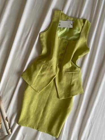 prsluk i pantalone komplet: • Komplet | prsluk & suknja | • Dostupan u dve boje • S M L • — 1