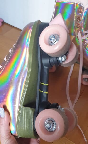 gitare novi sad: CC California skates, vrhunske rolšue zlatne boje kao roleri. Cerka je — 6