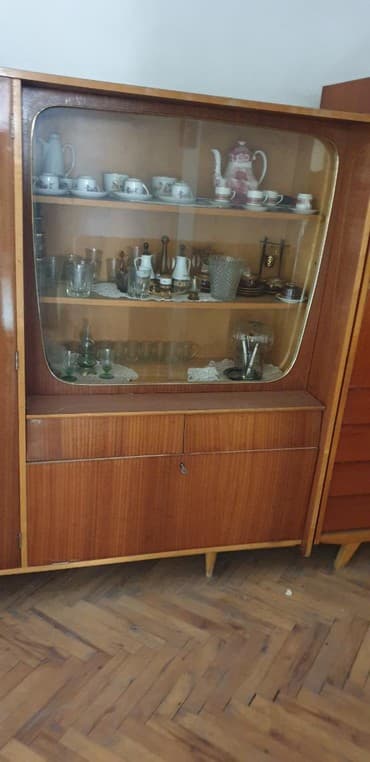 drvena hranilica 2 u 1: DRVENA VITRINA SA GARDAROBNIM DELOM IZ ANTIKVARNICE — 4