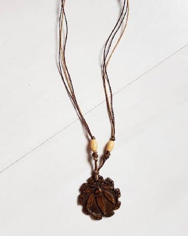 ogrlica sa slovom m: Ogrlica sa priveskom, Handmade, Materijal: Drvo — 2