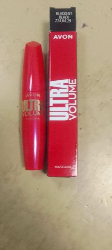 sophie's choice olovka za obrve: Avon Ultra Volume maskara u crvenom pakovanju. Maskara je u nijansi — 1