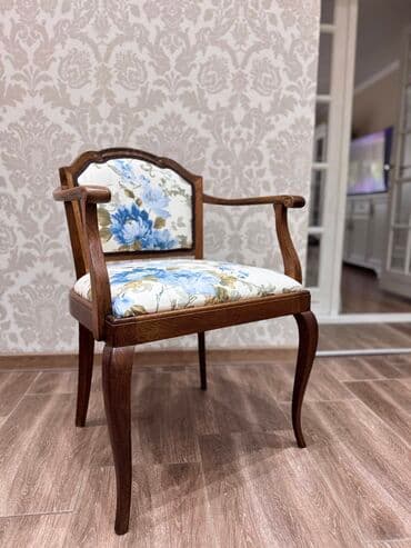 dvosed sa lenjivcem: Elegantna fotelja sa drvenim ramom i tapaciranim sedištem i naslonom — 2