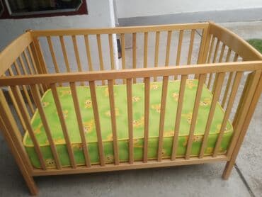 lidl tabure za decu: Drveni krevetac za bebe u boji svetlog drveta, dizajniran za udobnost — 4