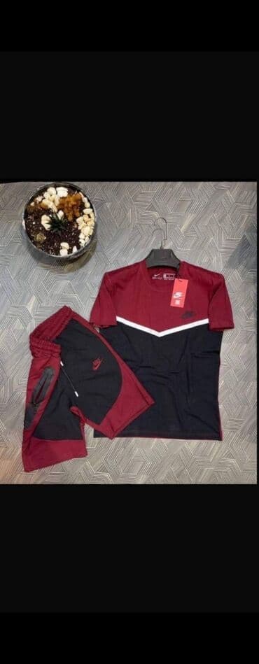 ženske sportske bermude i šortsevi: Nike komplet trenerka, koji se sastoji od majice kratkih rukava i — 3
