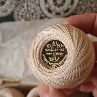 Sewing materials: Konac za heklanje, 13 bele boje, 2 crna, drap boje 9 komada. Cena je — 3