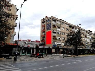 iznajmljivanje stolova i stolica cena: Veliki bilbord postavljen na fasadi zgrade. Bilbord je pravougaonog — 1