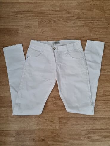 Farmerke: Bele ženske pantalone uskog kroja, pogodne za svakodnevno nošenje