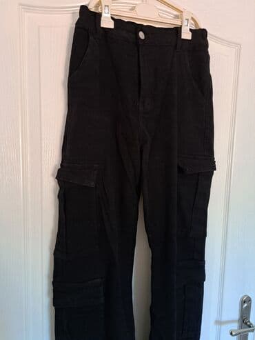 pantalone s: Crne pantalone sa džepovima. Pantalone imaju praktične džepove sa obe — 2