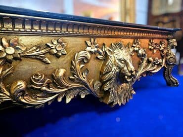 polovan nameštaj užice i požega: Ukrasno ogledalo sa postoljem, bogato ukrašeno detaljnim rezbarijama u — 11