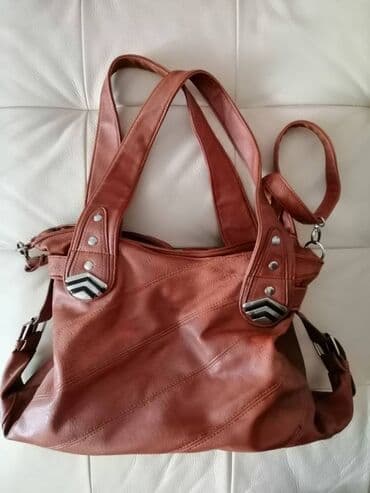new yorker torbe za plazu: Torba braon boje, br 6, dužina kaiša 60 cm, ima spolja 1 džep, unutra — 2
