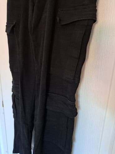 pantalone s: Crne pantalone sa džepovima. Pantalone imaju praktične džepove sa obe — 5