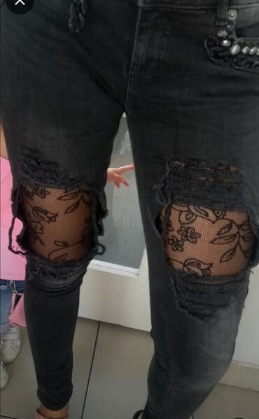 sako i pantalone za zene: Crne farmerke uskog kroja sa detaljima od čipke na kolenima. Farmerke — 2