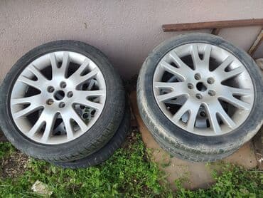 auto kamera 3 u 1: Renault Laguna karavan, srebrne boje, sa krovnim nosačima. Poseduje — 5