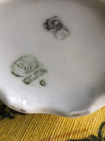 Kompleti posuđa: Od finog starog porcelana dve tacne bez šoljica, jedna šoljica sa — 14