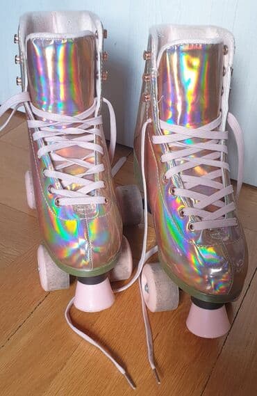 gitare novi sad: CC California skates, vrhunske rolšue zlatne boje kao roleri. Cerka je — 8