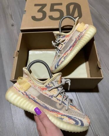 zara obuca velicine: Adidas Yeezy Boost 350 patike A klasa

Novo.
Brojevi 36 do 46 — 24