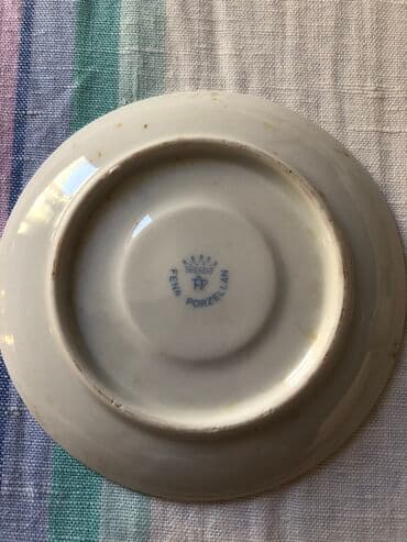 Kompleti posuđa: Od finog starog porcelana dve tacne bez šoljica, jedna šoljica sa — 6