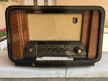intex zvucnici: Starinski radio prijemnik sa kućištem od drveta, dizajniran da se — 3