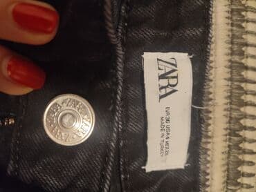 elegantne pantalone sa visokim strukom: Zara farmerke crne boje. Visok struk, duboke su. Velicina je 36 — 8