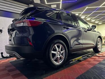 Vozila: Plavi Ford Kuga, SUV model sa petoro vrata, opremljen je automatskim — 21