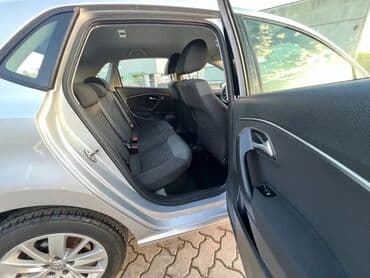 prednja kamera za auto: Automobil Volkswagen Polo, pogodan za gradsku vožnju i kraća — 1