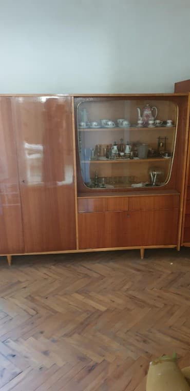 drvena hranilica 2 u 1: DRVENA VITRINA SA GARDAROBNIM DELOM IZ ANTIKVARNICE — 5