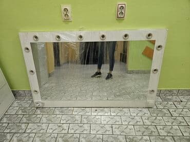 ugaone garniture u p: Toaletni sto u beloj boji sa velikim ogledalom okruženim sijalicama — 2