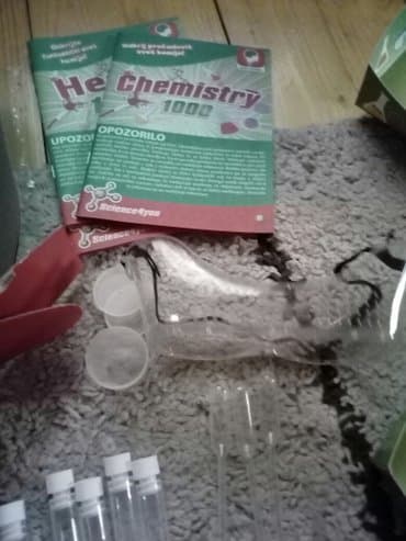 igracka set za nokte: Odlican set za hemicara.za uzrast 8+ uslikano je sta sve sadrzi. samo — 8