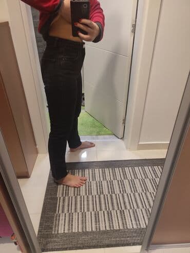 elegantne pantalone sa visokim strukom: Zara farmerke crne boje. Visok struk, duboke su. Velicina je 36 — 4