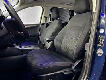 Vozila: Plavi Ford Kuga, SUV model sa petoro vrata, opremljen je automatskim — 16
