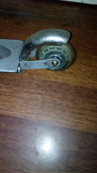 bogner jakne novi pazar: Metalni trotinet sa slabijim točkovima za delove ili popravku očuvan i — 4