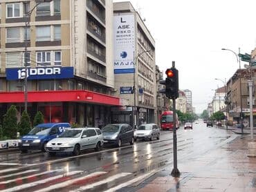 iznajmljivanje stolova i stolica cena: Veliki bilbord postavljen na fasadi zgrade. Bilbord je pravougaonog — 3