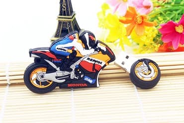 Hard diskovi, eksterni diskovi: USB Flash 64 GB - HONDA Prelep USB 2.0 stik od 64 GB. Kapacitet je — 5