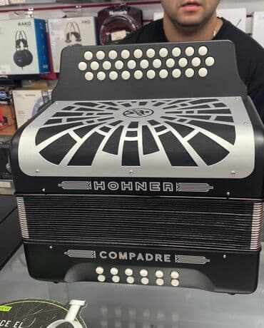 Muzički instrumenti: Hohner Compadre harmonika, dostupna u raznim bojama, uključujući — 7