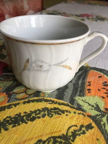 Kompleti posuđa: Od finog starog porcelana dve tacne bez šoljica, jedna šoljica sa — 16