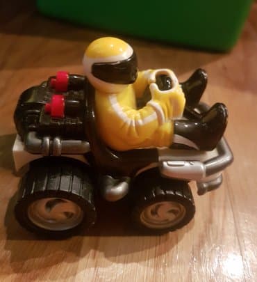 traktor na pedale za decu: Silverlit auto za trke za vozacem - cikicom sa kacigom. Autic igracka — 1