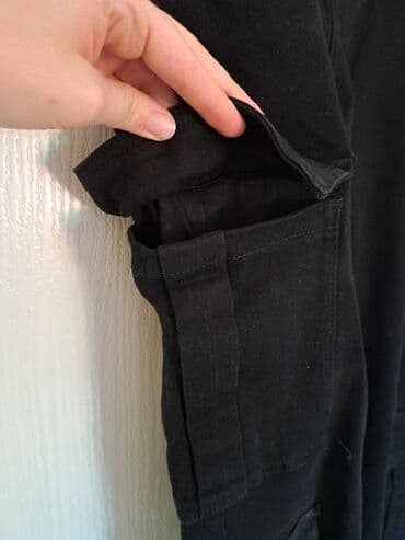 pantalone s: Crne pantalone sa džepovima. Pantalone imaju praktične džepove sa obe — 3