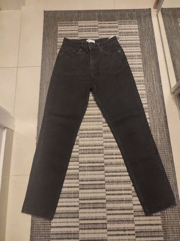 elegantne pantalone sa visokim strukom: Zara farmerke crne boje. Visok struk, duboke su. Velicina je 36 — 14