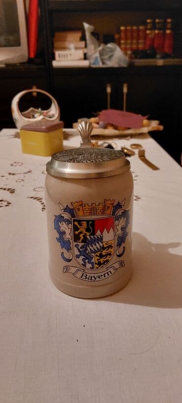 stari satovi prodaja: Krigla sa poklopcem, porcelan, Munchen - bayern 0,5 l, novo — 1