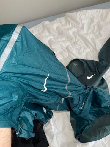 bermude iz nemacke: 2 u 1
Nike duks gornji deo
M veličina
8000din
Iz inostranstva — 12