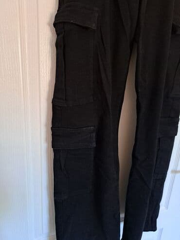 pantalone s: Crne pantalone sa džepovima. Pantalone imaju praktične džepove sa obe — 4
