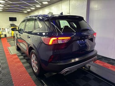 Vozila: Plavi Ford Kuga, SUV model sa petoro vrata, opremljen je automatskim — 12