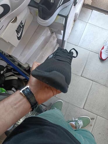 diskvared patike: 06. patike 
36-41
3300 din — 7