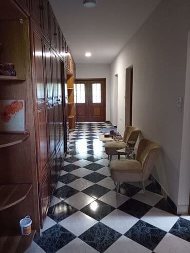Magacini i radionice: Izdaje se poslovni prostor u Bačkoj Topoli, površine 206m2. Lokal se — 18