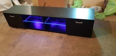 Komode: TV komoda Fashion Black LED
Novo
Dimenzije 180x40x38 cm. LED svetlo — 1