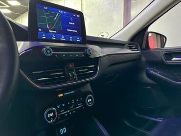 Vozila: Plavi Ford Kuga, SUV model sa petoro vrata, opremljen je automatskim — 18