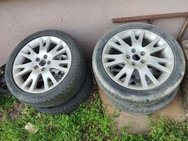 auto kamera 3 u 1: Renault Laguna karavan, srebrne boje, sa krovnim nosačima. Poseduje — 4