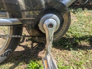 bicikli sa prednjim i zadnjim amortizerima: Električni bicikl Vital Bike u srebrnoj boji. Ima ram standardne — 4